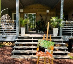 Двухместный семейный коттедж с видом на окрестности двуспальная кровать в Fraubu.camp