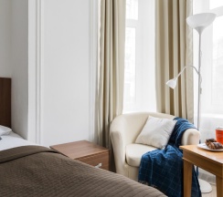 Двухместный номер с эркером и общей ванной комнатой (дабл или твин) в Алиса