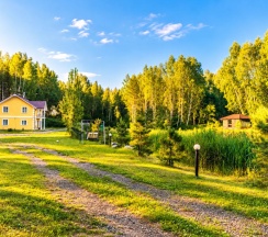 Четырёхместный коттедж с видом на озеро в Жили-Были