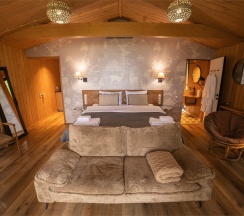 Вилла "Лембо"  у озера с купелью и террасой в Lembo