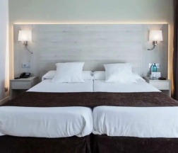 Двухместный номер с видом на бассейн 2 отдельные кровати в Hotel Helios Lloret