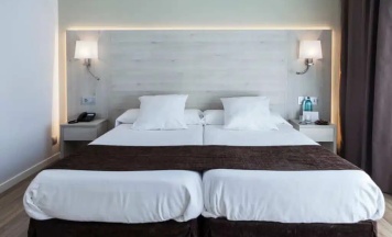 Двухместный номер с видом на бассейн 2 отдельные кровати в Hotel Helios Lloret