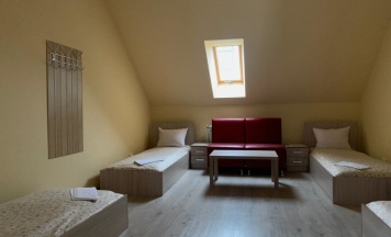 Кровать в общем номере с красивым видом из окна в Хостел