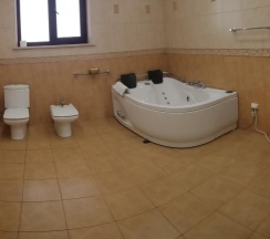 Люкс-комфорт с двуспальной кроватью и диваном в Легенда Сочи