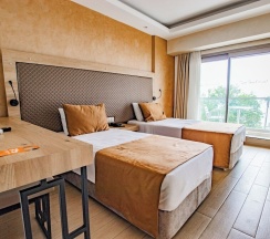 Двухместный номер Standard с балконом и с видом на море двуспальная кровать в Point Beach Hotel