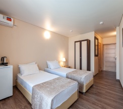 Стандартный номер с балконом на двух гостей и видом во двор (Корпус Б) в Оптимист