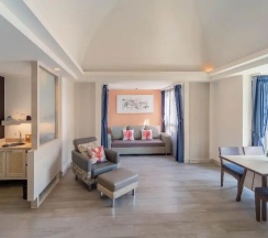 Вилла с балконом и рядом с пляжем в Springfield at Sea Resort & Spa