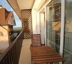 203 - Четырехместный номер с балконом и боковым видом на море в Азов Инн