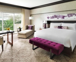 Двухместный номер Fairmont двуспальная кровать в Fairmont Singapore