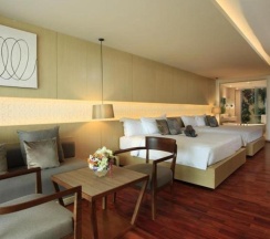 Четырёхместный номер Pool Access Sunset Grand Deluxe в Phuket Graceland Resort And Spa