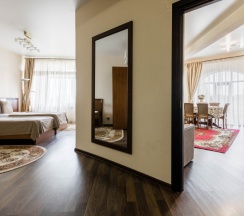 Двухместные апартаменты с 3 комнатами с балконом и с видом на море двуспальная кровать в Дом Москвы