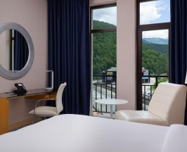 Премиум с французским балконом и видом на реку в Radisson Hotel Rosa Khutor