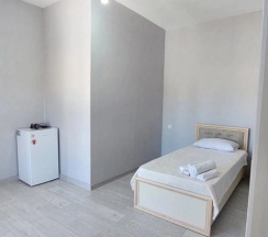 Трёхместный номер Standard с балконом и с видом на город в Кунак