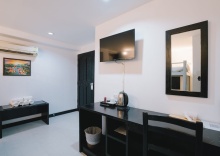 Кровать в общем номере в Noble House Patong