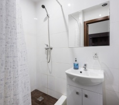 Трехместный номер с собственной ванной комнатой в Алиса