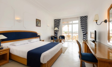 Двухместный номер с видом на сад двуспальная кровать в Desert Rose Resort