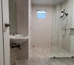 Четырёхместный номер Deluxe 2 отдельные кровати в Berich Hotel