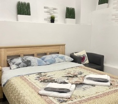 Стандартный двухместный номер с большой двуспальной кроватью King size и собственной ванной комнатой. в Kovensky