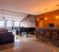 Номер с мансардным окном, двухспальной кроватью и небольшим диваном (Roof DBL) в Roof capsules