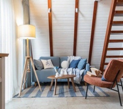 Синий А-фрейм с купелью в окружении леса в Timeless