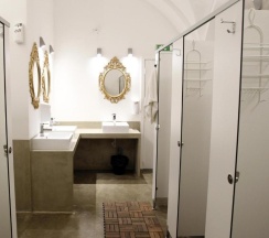 Кровать в общем номере с красивым видом из окна в Lost Inn Lisbon Hostel