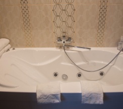 Номер комфорт с 1 двуспальной кроватью с джакузи в Каприз