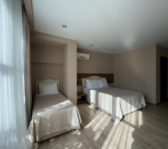 Трёхместный номер Супериор Плюс c 1 комнатой с балконом и с красивым видом из окна в Aimara