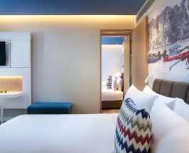 Четырёхместный люкс Deluxe с 2 комнатами в OZO Phuket