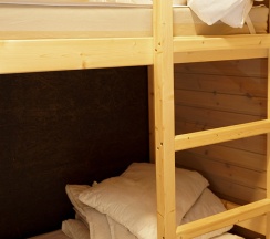 Кровать в четырхместном номере в Якорная