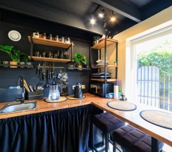 Студия с балконом и с красивым видом из окна в Японский домик