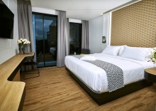 Двухместный номер Deluxe с балконом двуспальная кровать в Chezzotel Pattaya