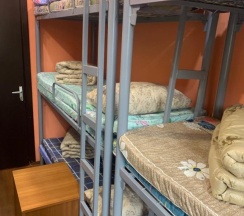 Кровать в общем номере в Hensi