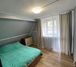 Коттедж с балконом и с красивым видом из окна в Гора U Дачи