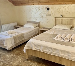 Семейный номер Classic с балконом и с красивым видом из окна в Green line