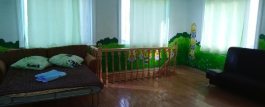 Номер студия с 4 односпальными и 1 двуспальной кроватью в У Михалыча