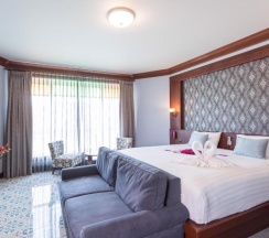 Двухместный полулюкс с видом на бассейн двуспальная кровать в Erawan Hotel