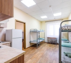 Кровать в 12-местном общем номере в Сириус