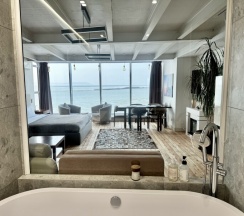 Sea view apartments - Family suite (Ванна с панорамным видом на море и камин. Размещение до 5 гостей), Станюковича 48/5 в Vvo apartments group