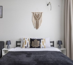 Апартаменты студия Черная лилия ApartaMIA в Семейный уголок