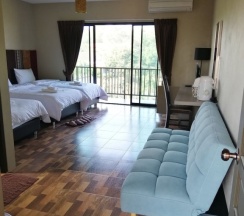 Трёхместный семейный номер Standard с балконом в Thanburi Resort
