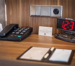 НОМЕР ДЛЯ ЛЮДЕЙ С ОГРАНИЧЕННЫМИ ВОЗМОЖНОСТЯМИ С БОЛЬШОЙ КРОВАТЬЮ (KING SIZE) в Doubletree by Hilton Tyumen