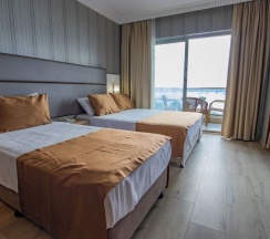 Двухместный номер Standard с балконом и с видом на море двуспальная кровать в Point Beach Hotel