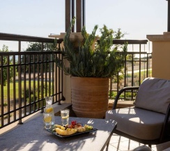 Семейный люкс с видом на море в Aphrodite Hills Hotel