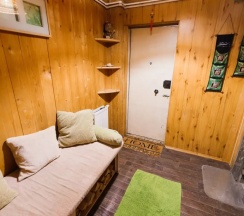 Коттедж с балконом и с красивым видом из окна в Филин дом