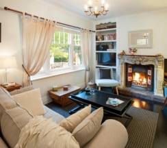 Двухместный коттедж с балконом двуспальная кровать в Moulton Park Cottages