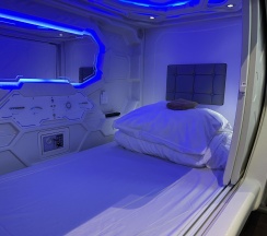Капсула в общем мужском номере в Hot Place Guest House