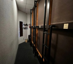 Brown capsules - Нижнее спальное место в общей комнате для мужчин и женщин (4 капсулы) в Mariel