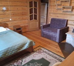 Двухместный номер в деревянном коттедже с камином в Колыба