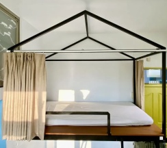 Кровать в общем номере с балконом в Bayhouse Hostel Penghu