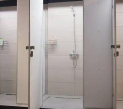 Кровать в общем номере (мужской номер) в Opaliha Loft rooms
